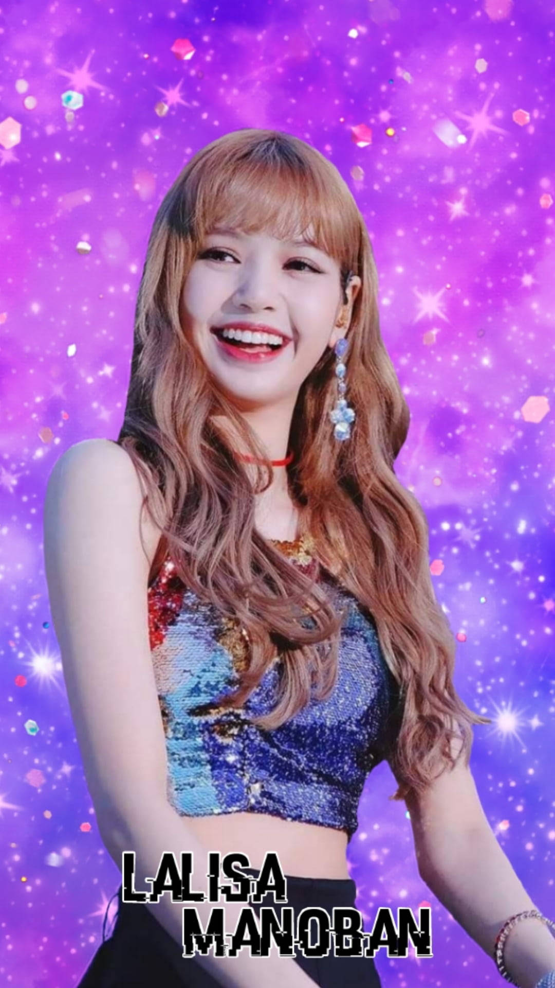 一位微笑的女性穿著閃亮的藍色上衣，背景是紫色星空。 — Blackpink 壁紙