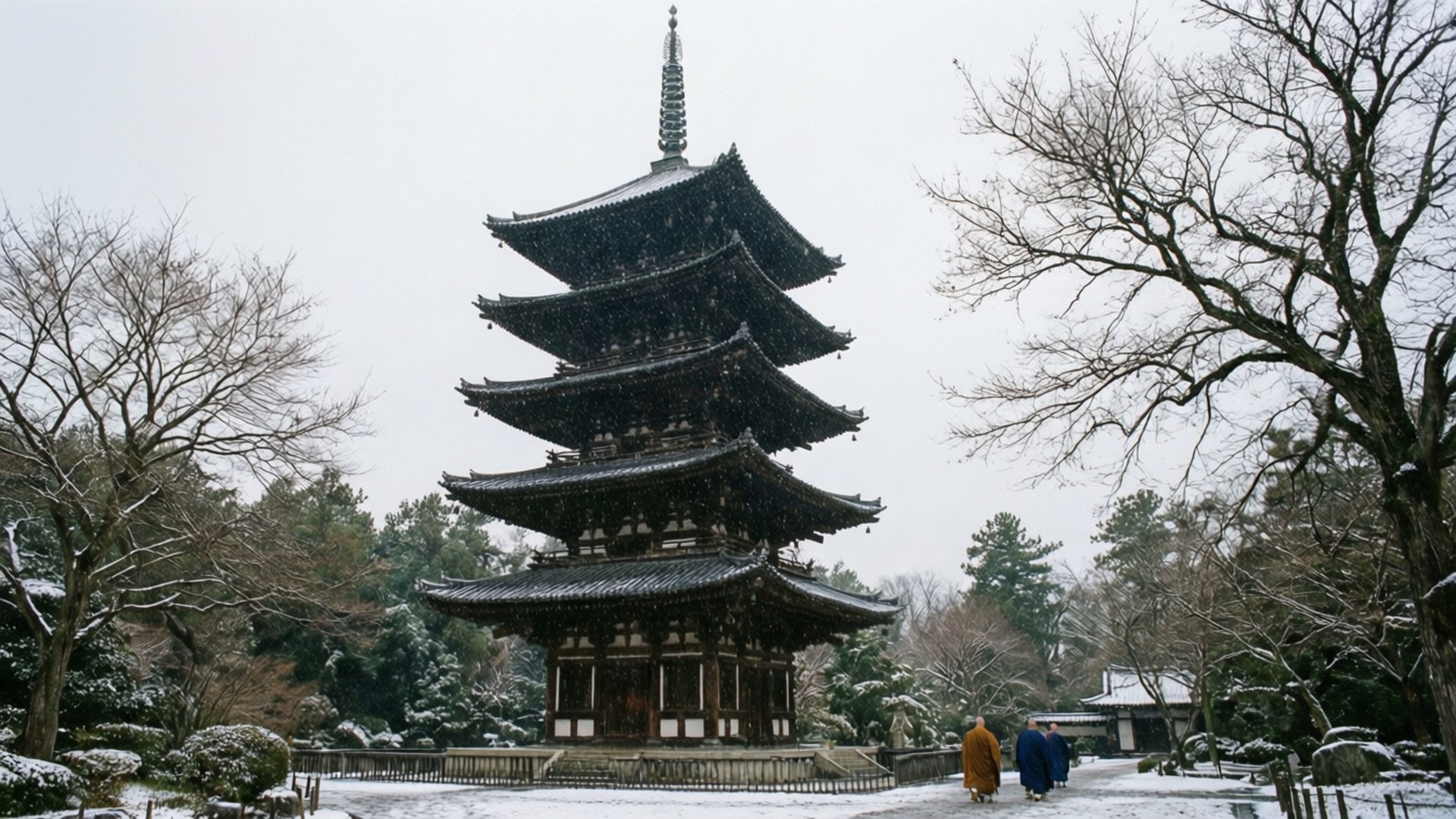 Snow at Shitennoji 壁紙 — 一場雪覆蓋了一座傳統日本五層寶塔，周圍是光禿禿的樹木和行走的僧侶。