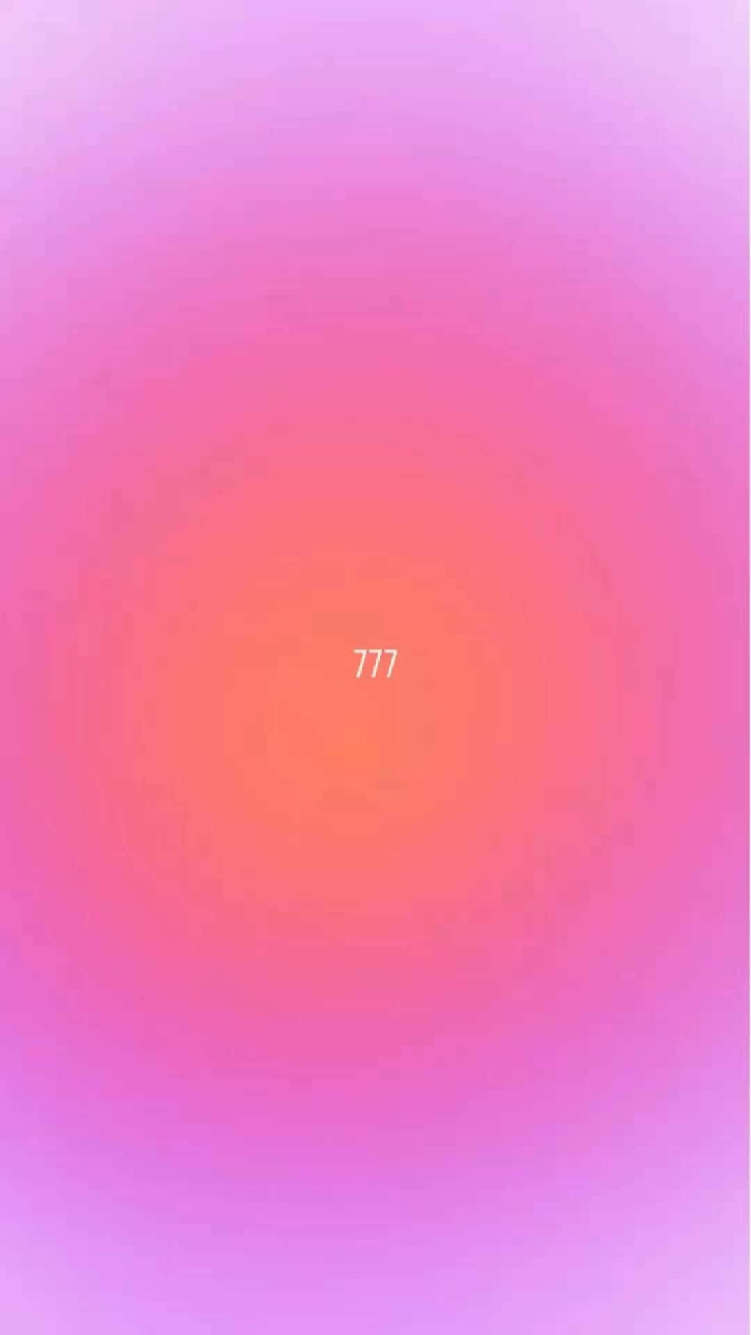  壁紙 — 粉紅色和橙色的柔和漸層漩渦從中心點向外擴散，數字777微妙地置於中央。