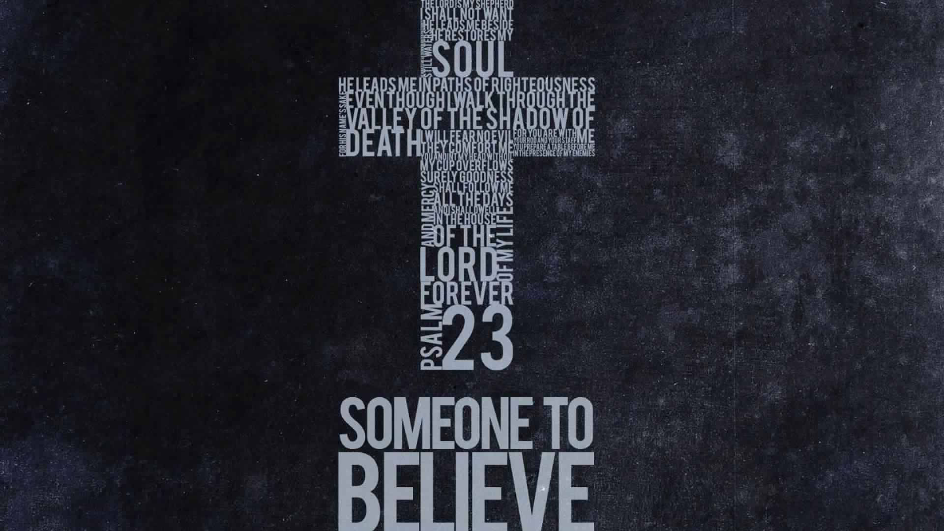 來自詩篇23篇的十字架文字藝術，在深色紋理背景上帶有「Someone to Believe」。 — 聖經經文 壁紙