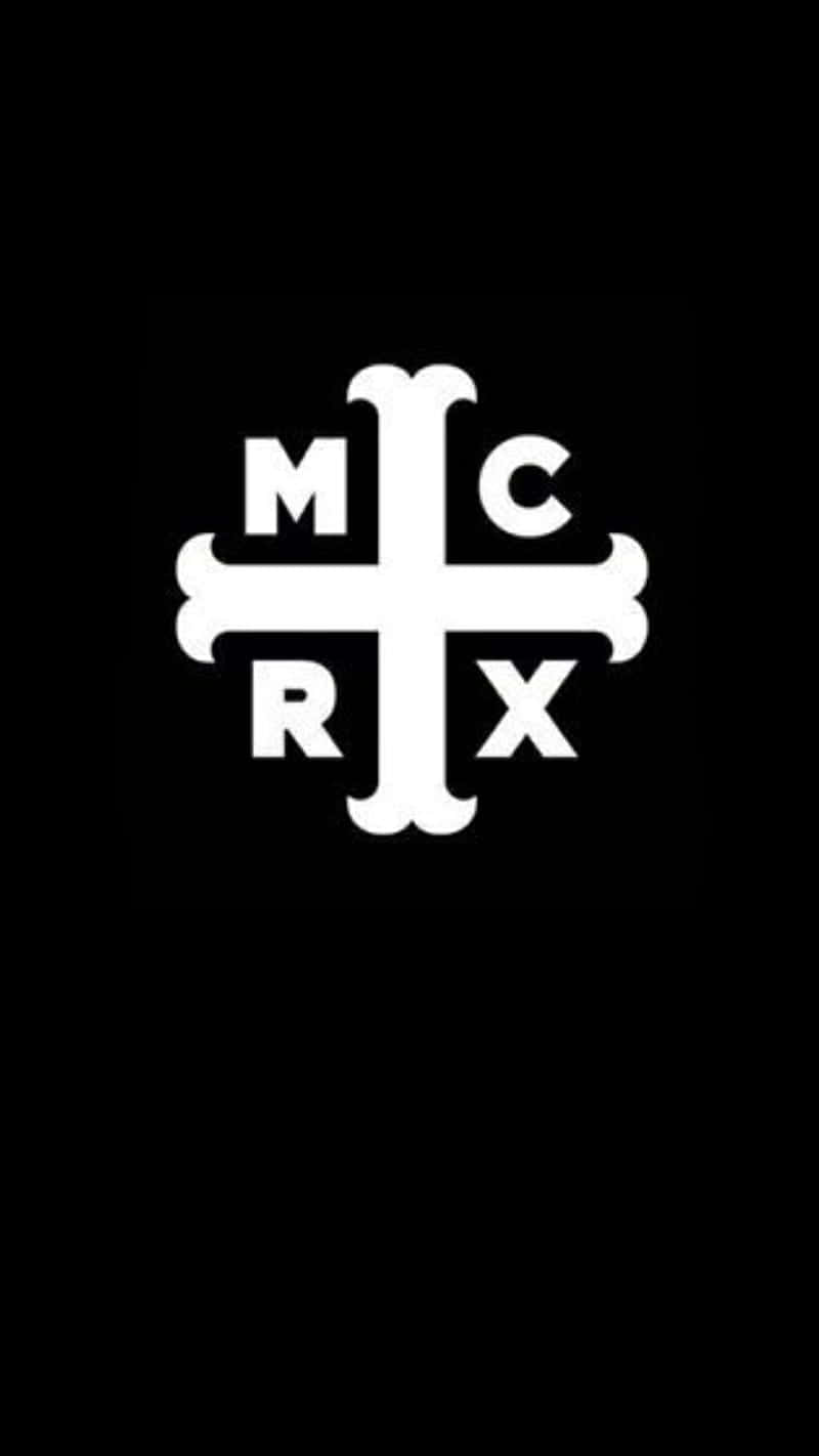  壁紙 — 一個鮮明的白色十字形標誌，其臂上帶有字母 M C R X，居中於純黑色背景上。