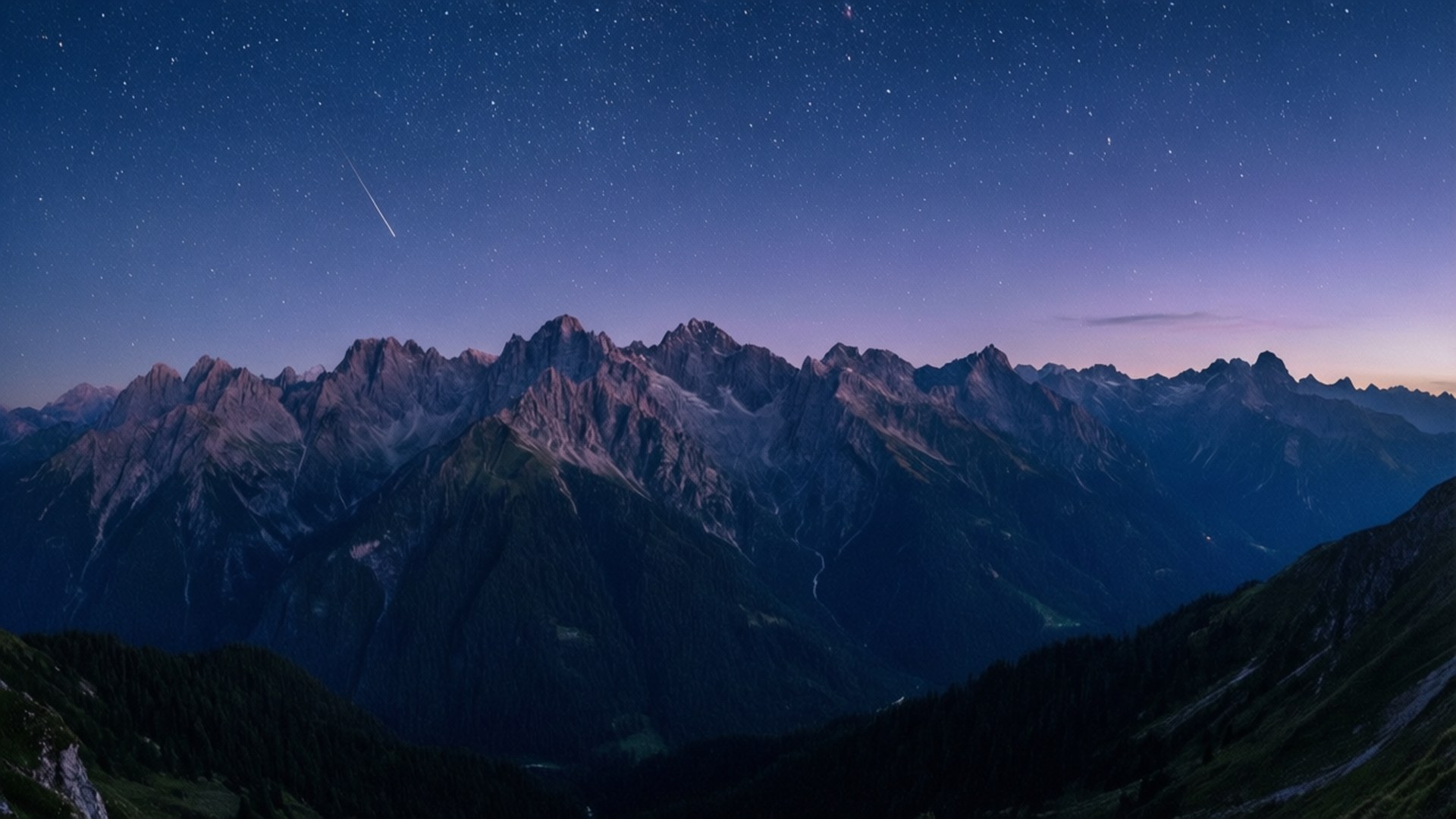Starry Mountain Panorama 壁紙 — 深紫色暮色下，流星劃過鋸齒狀山峰的星空夜空。