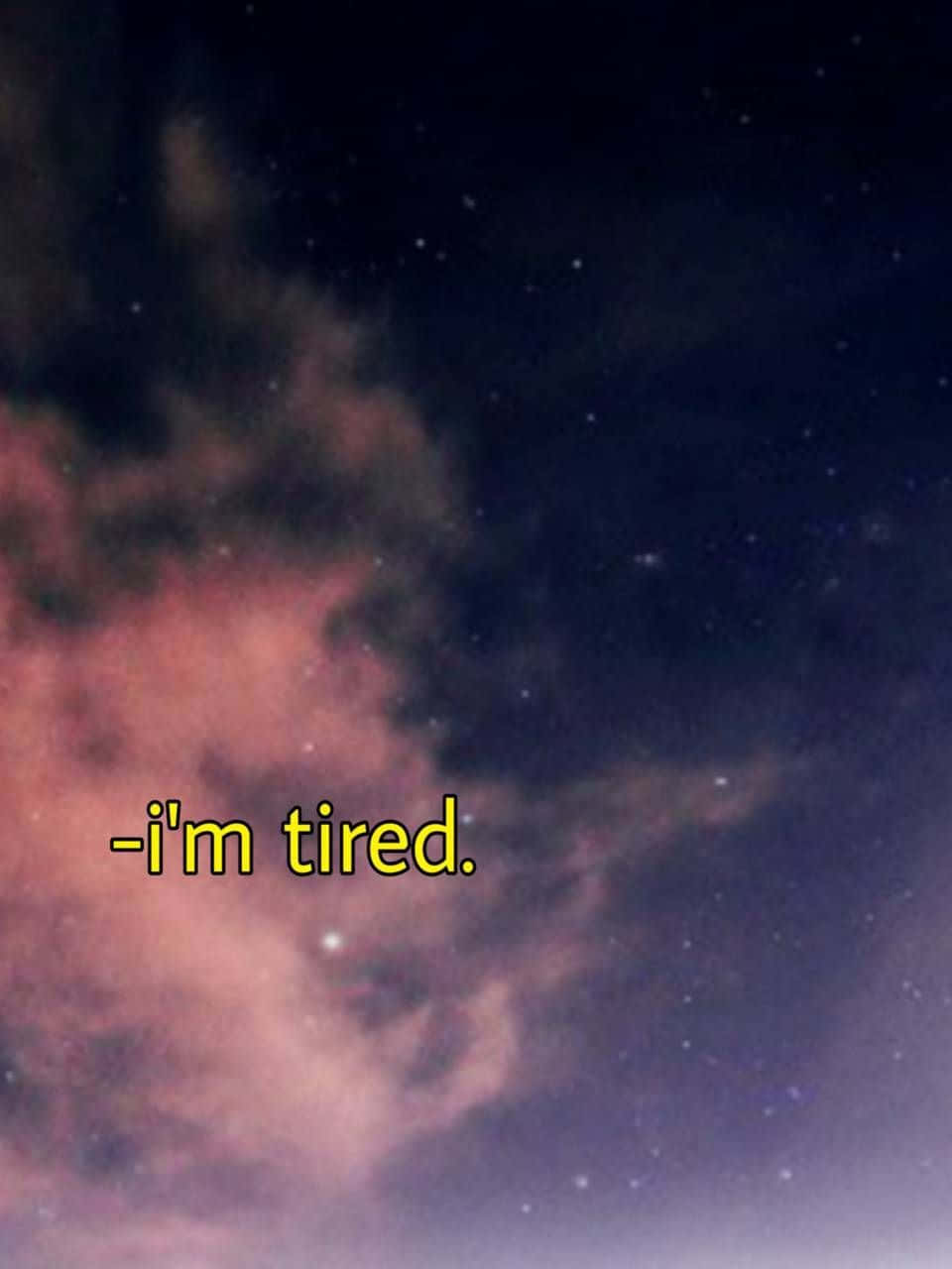  壁紙 — 一個繁星點點的夜空，帶有粉紅色和紫色的星雲雲層，並覆蓋著文字「我累了」。