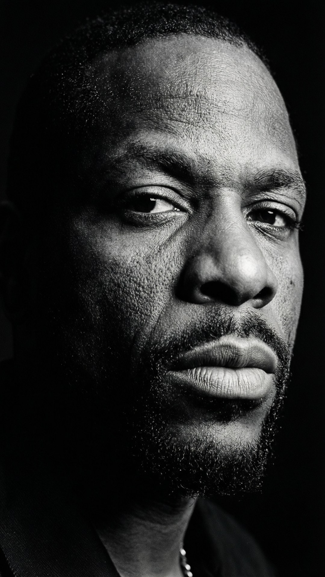 DMX 桌布 壁紙 — 一個引人注目的黑白特寫肖像，捕捉了一位眼神銳利、表情沉思的男士，背景為深色。
