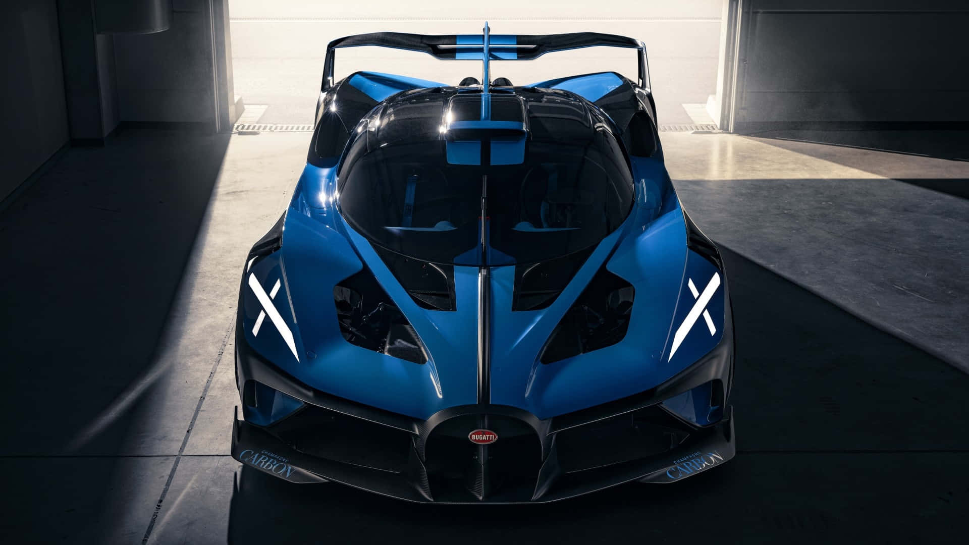 Bugatti Bolide 桌布 壁紙 — 一輛引人注目的藍色Bugatti Chiron Super Sport 300+在時尚的混凝土車庫中，在戲劇性的燈光下閃閃發光。