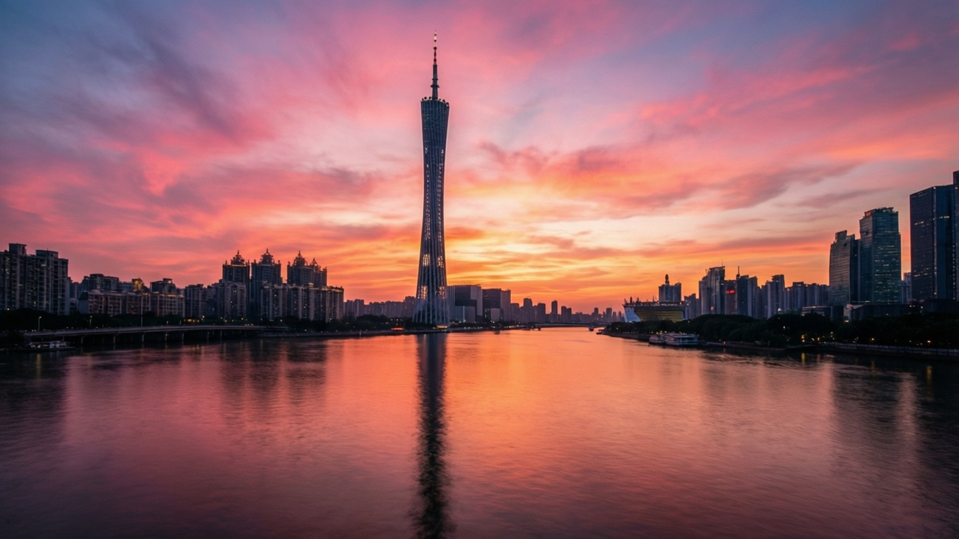 Canton Tower Sunset Reflection 壁紙 — 廣州天際線的壯麗日落，廣州塔倒映在河中。