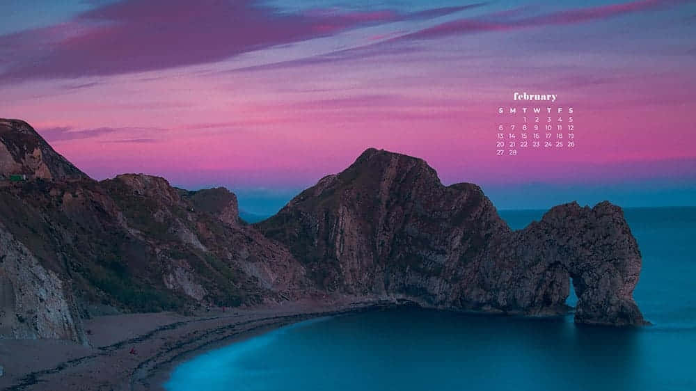  壁紙 — 令人驚嘆的黃昏海岸景色，粉紅色和紫色的天空映襯著崎嶇的懸崖和碧綠的海水，並帶有二月日曆疊加。