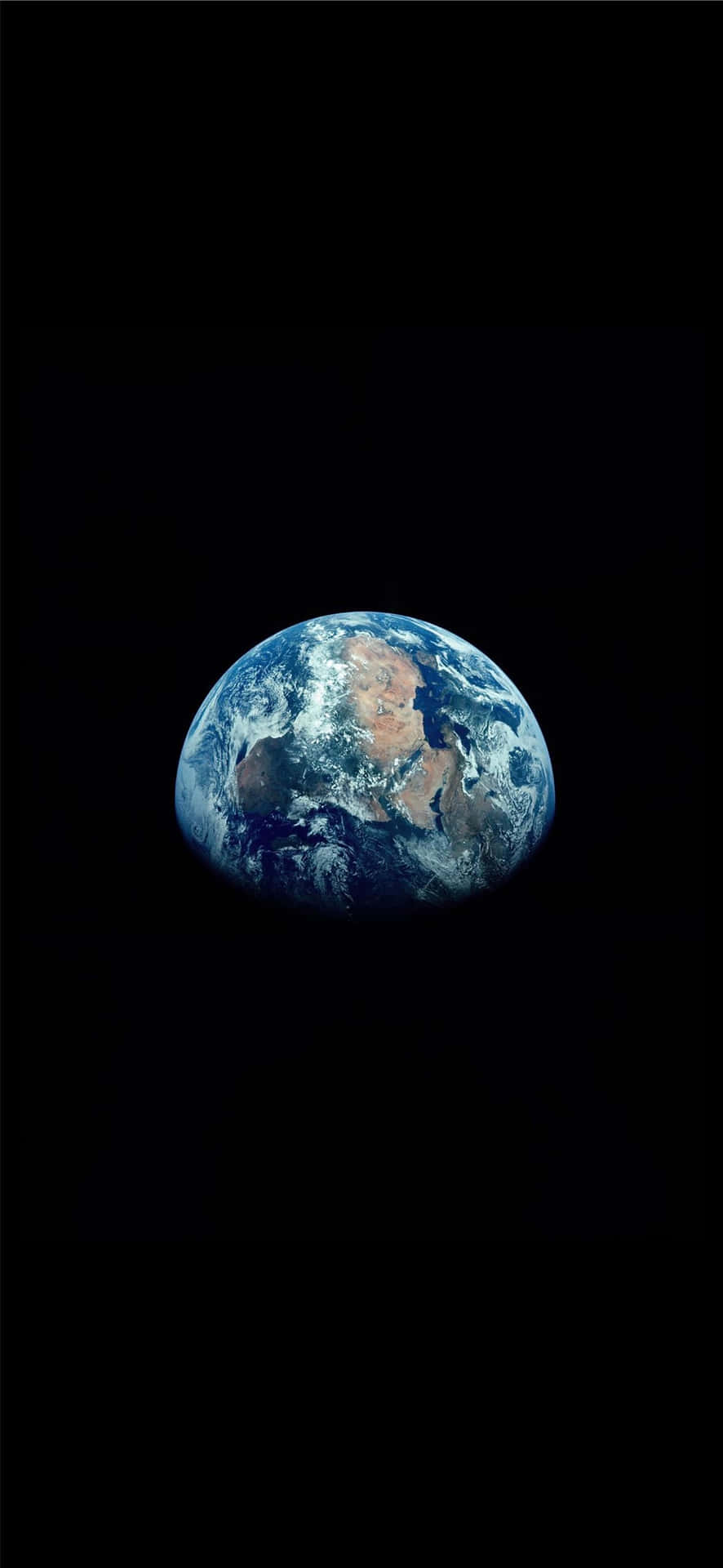 從太空看到的地球，有藍色海洋、白色雲層和黑暗的太空背景 — Oled 壁紙