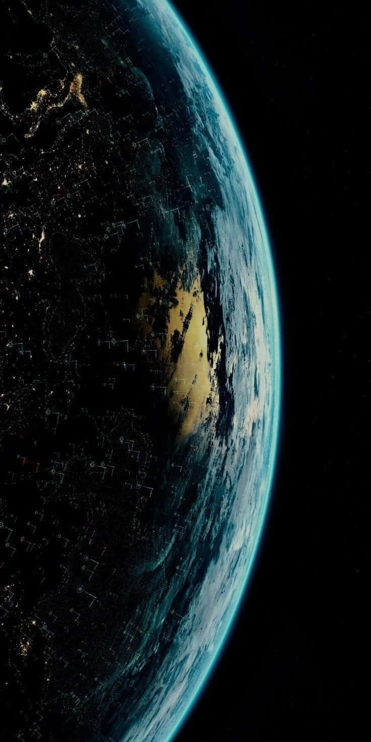  壁紙 — 從太空看到地球的壯麗景色，顯示出彎曲的地平線，城市燈光在黑暗的海洋和旋轉的雲層中閃耀。