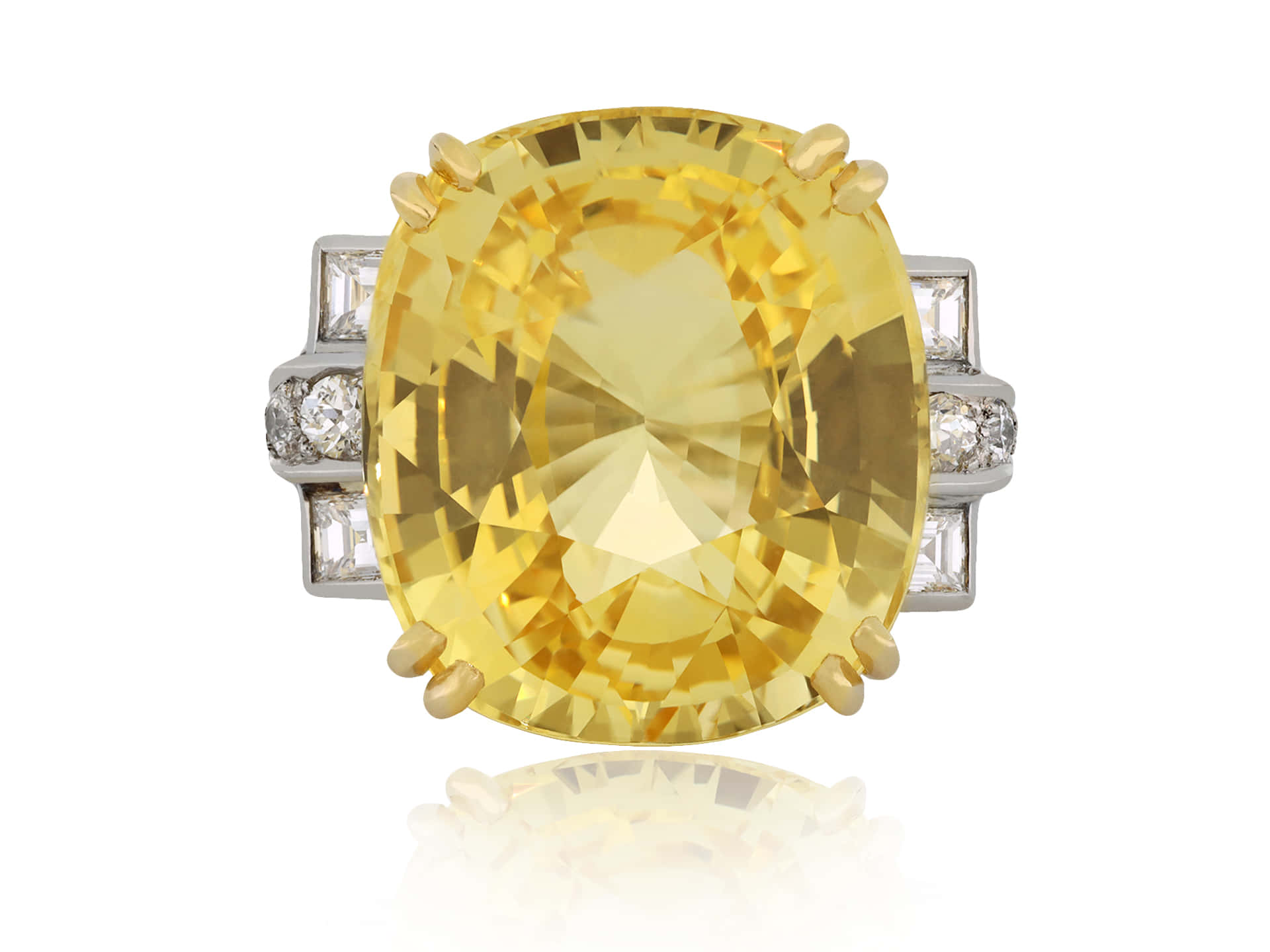 Yellow Sapphire 桌布 壁紙 — 一枚令人驚豔的黃色黃水晶戒指，鑲有鑽石點綴，在純白背景上閃耀，帶有微妙的倒影。