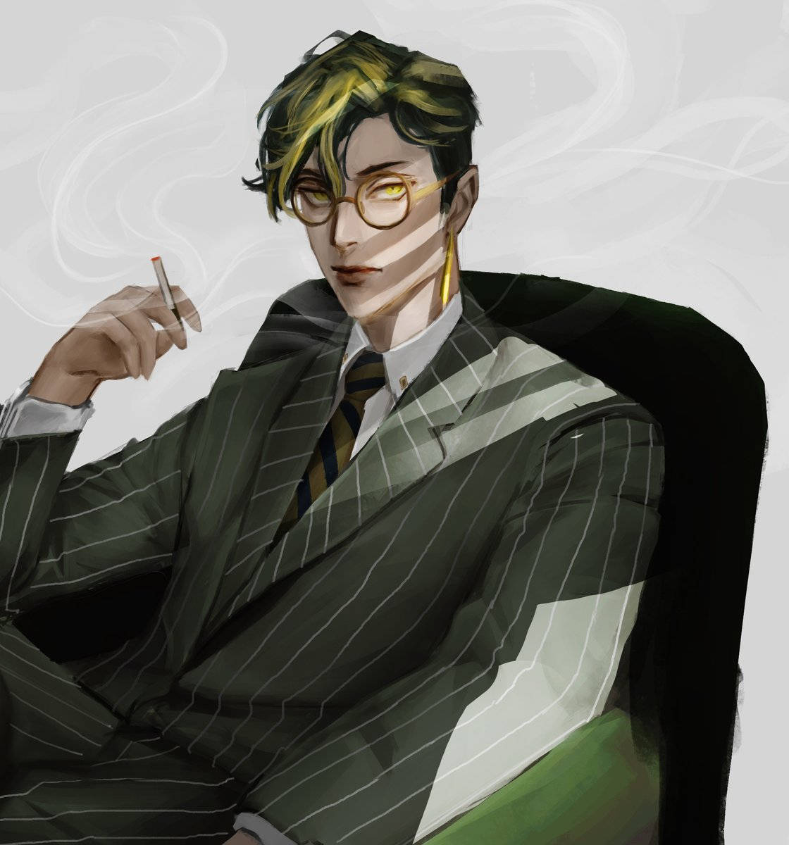 一個時尚的男人穿著細條紋西裝抽煙，周圍有旋轉的煙霧。 — 東京卍复仇者 iPhone 壁紙 壁紙