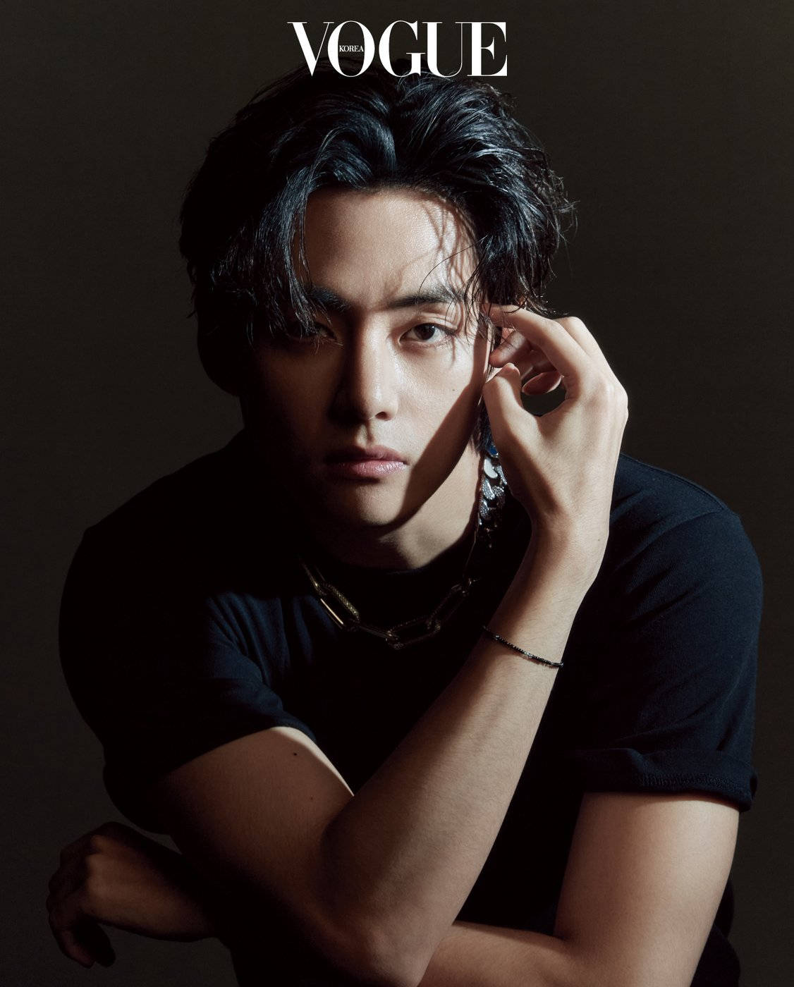 一位時尚男士身穿黑色襯衫，在Vogue Korea拍攝中佩戴珠寶擺姿勢。 — K Pop 壁紙