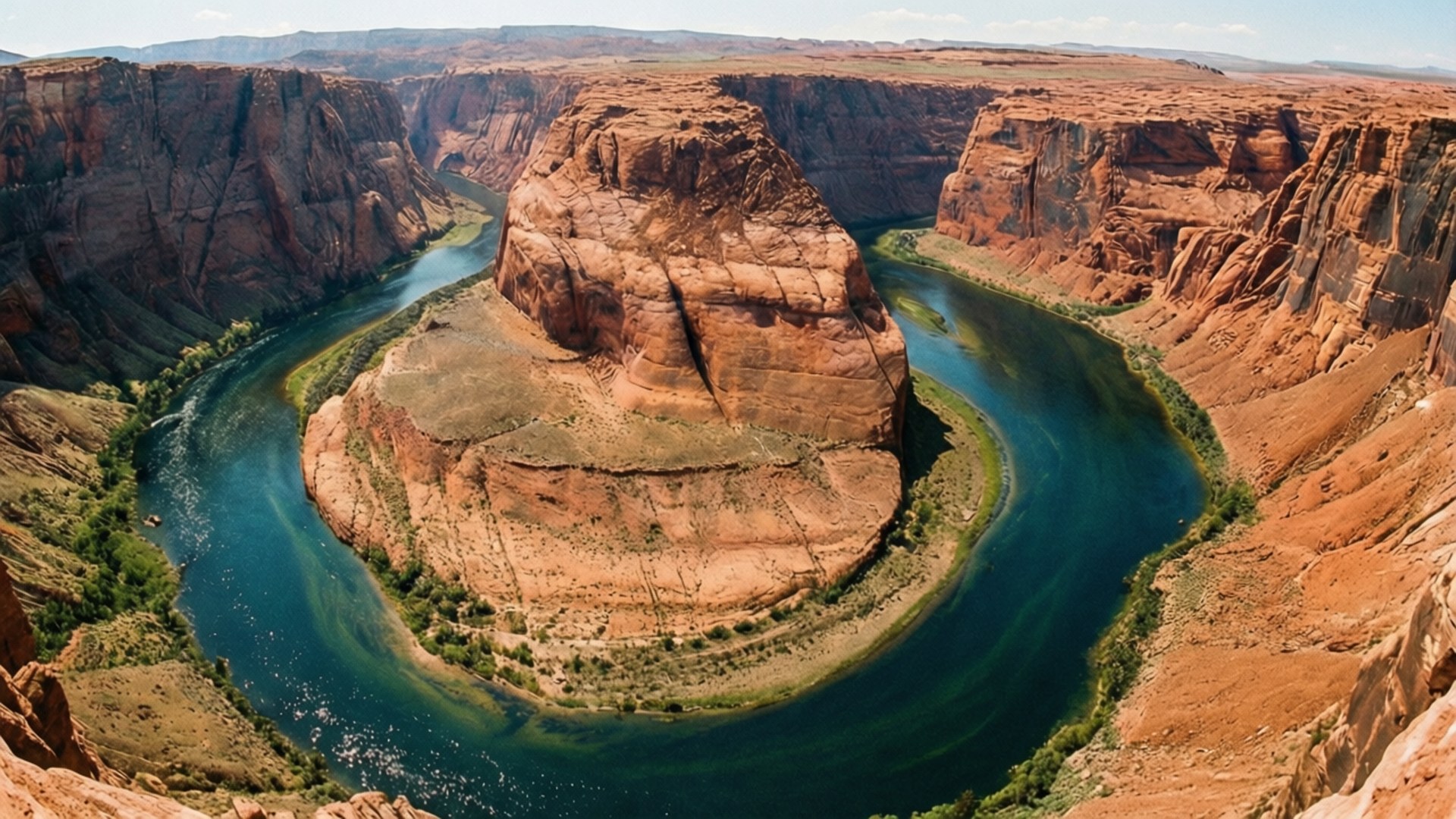 Horseshoe Bend Curve 壁紙 — 廣闊的航拍視角捕捉到科羅拉多河在明亮的天空下，穿過高聳的紅色砂岩懸崖，切割出深藍色的馬蹄形彎道。