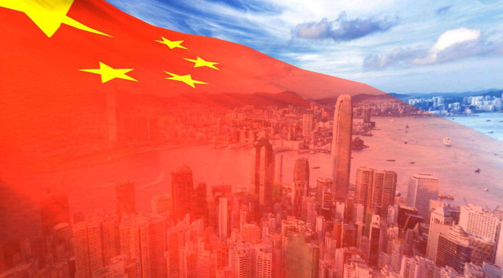 中國國旗在日落時分披在現代城市景觀上。 — 中國國旗 壁紙