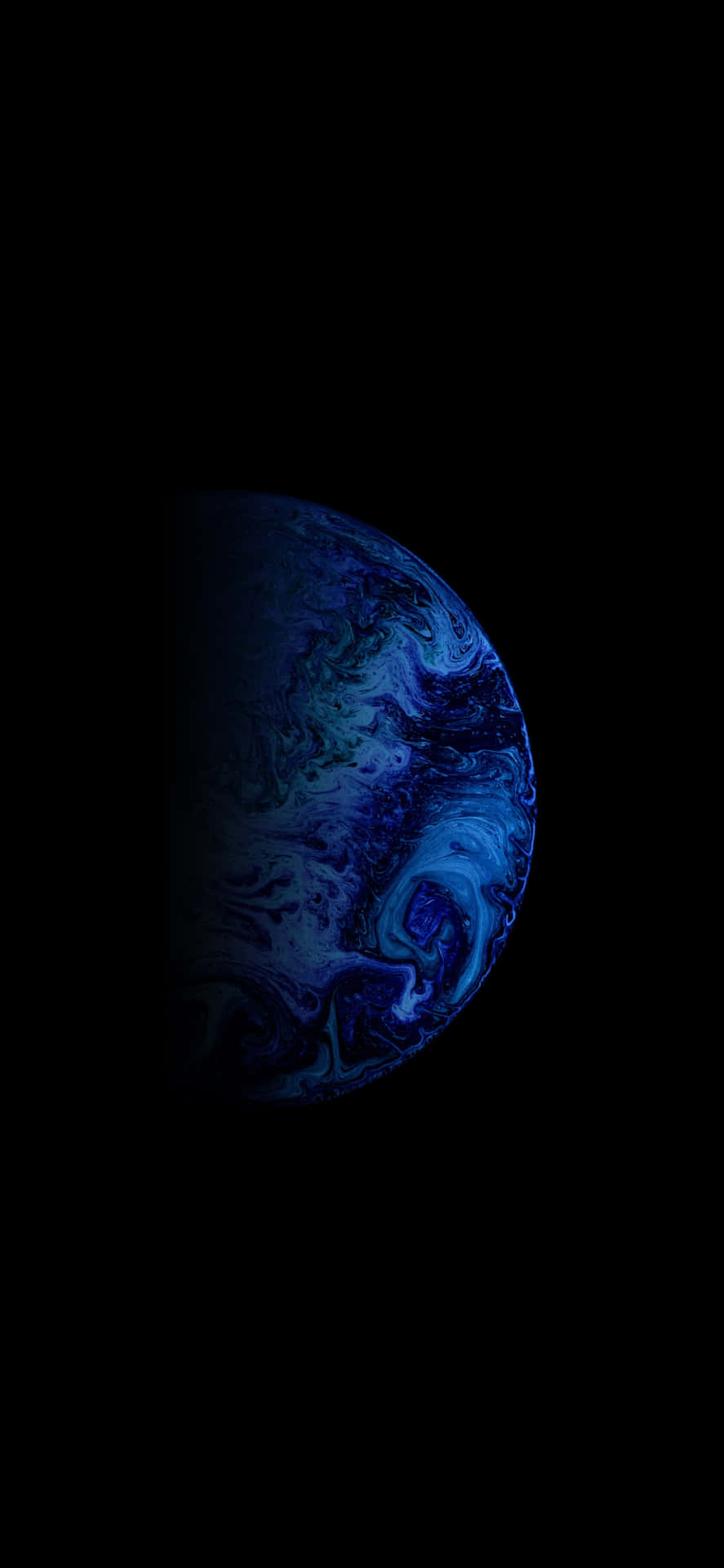  壁紙 — 一顆旋轉的藍色行星從黑暗的宇宙虛空中浮現，帶有深靛藍和藍綠色調。