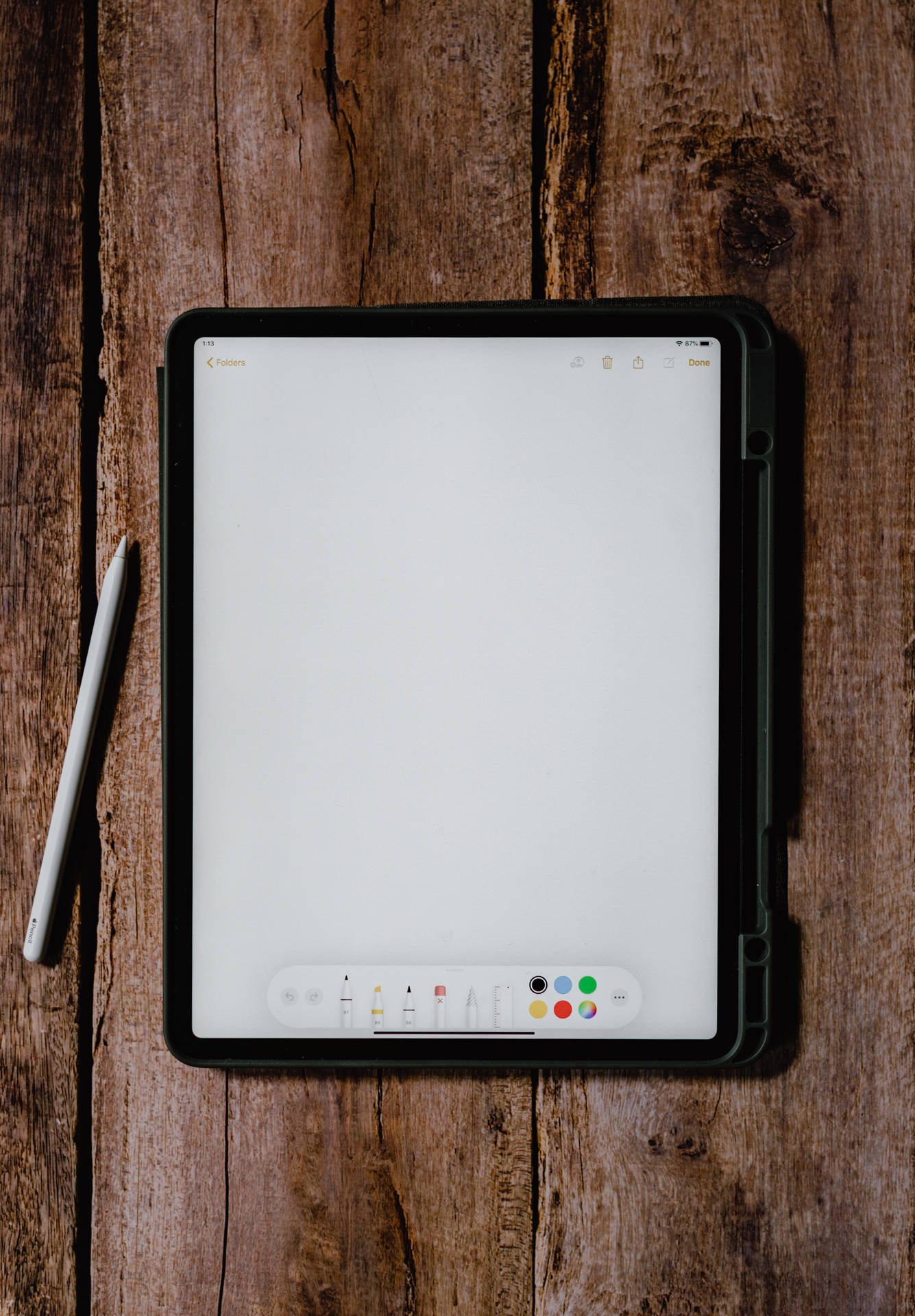 用於數位繪畫的木質表面上的平板電腦和觸控筆。 — iPad 壁紙