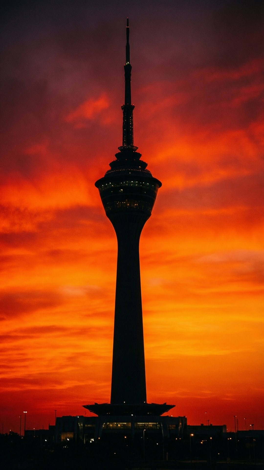 Riyadh TV Tower Sunset 壁紙 — 一座高塔在火紅橙色的日落天空襯托下，呈現出黑暗的剪影。