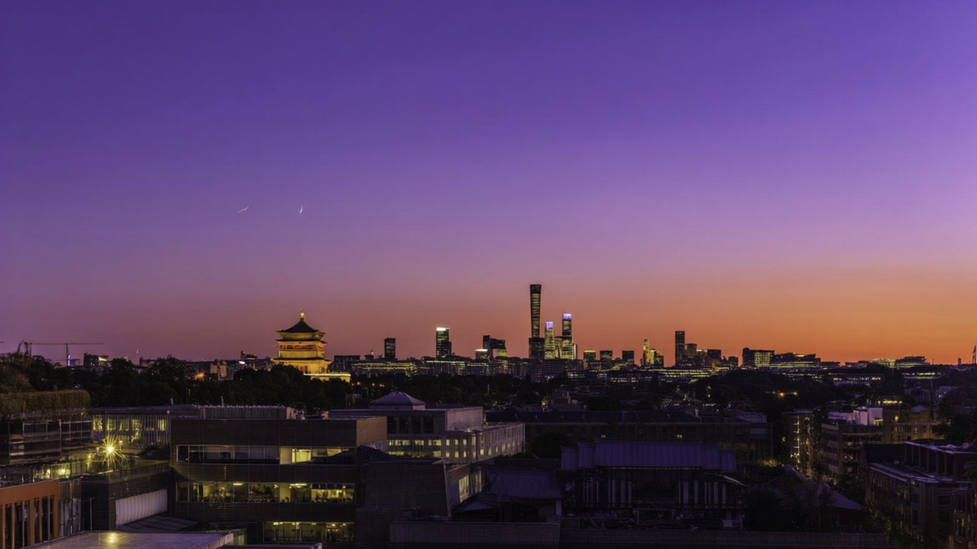 Towers at Twilight 壁紙 — 暮色城市景觀，紫色橙色天空在現代摩天大樓之上，傳統寶塔在下方溫暖發光。