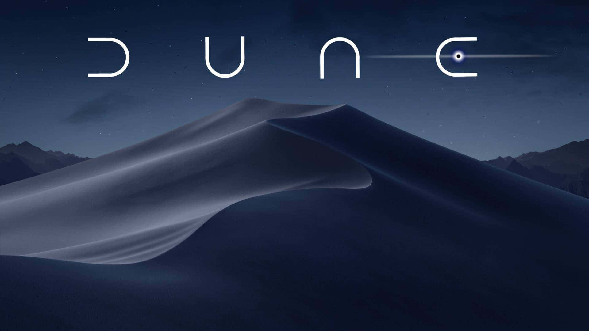  壁紙 — 廣闊的沙漠沙丘在星空下，上方閃耀著「DUNE」一詞。
