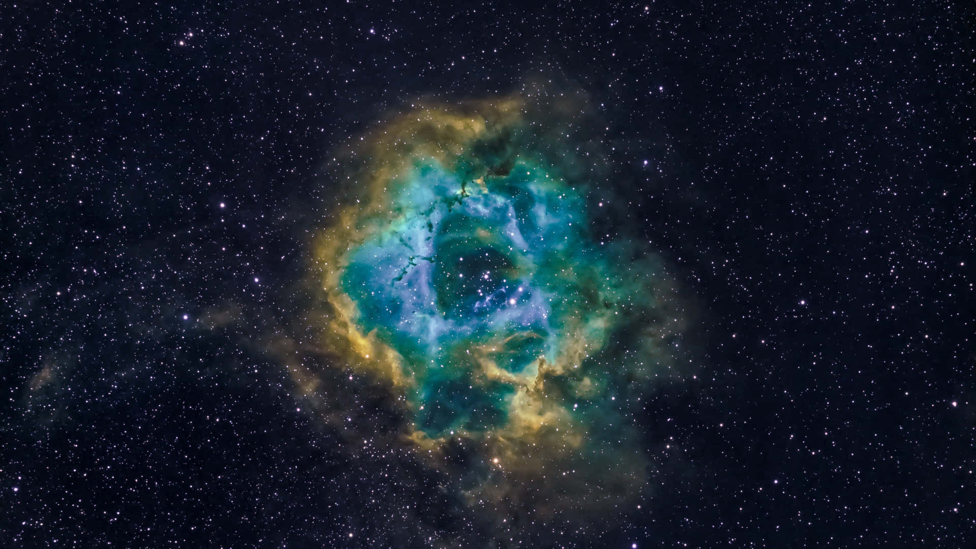  壁紙 — 在深空星場中閃耀著青綠色和金色的充滿活力的宇宙星雲。