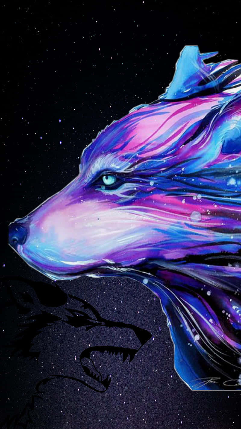  壁紙 — 一隻充滿活力的宇宙狼，擁有流動的紫藍色毛髮和發光的眼睛，背景是繁星點點的夜空，下方有一隻陰影嚎叫的狼。