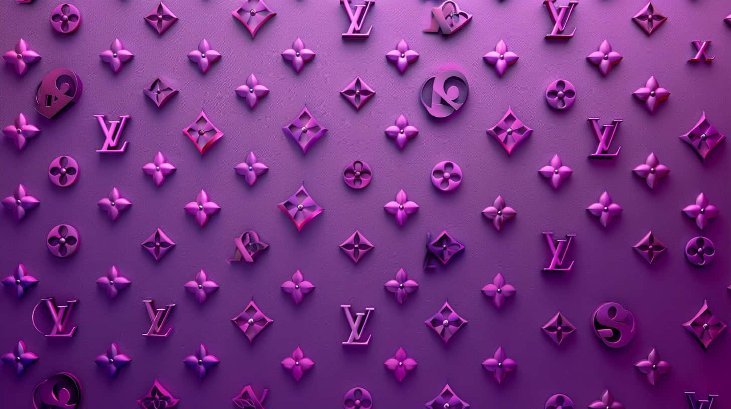  壁紙 — 一面充滿活力的紫色牆壁，覆蓋著帶有金屬光澤的3D渲染路易威登標誌和字母組合圖案。