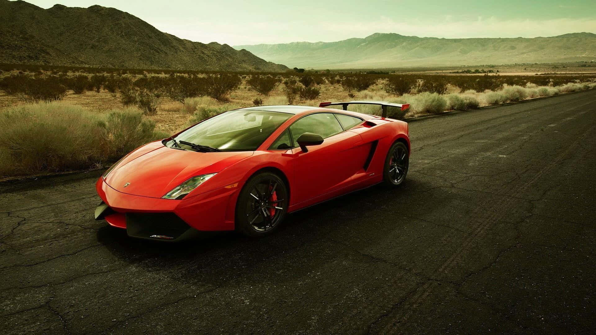 Lamborghini Gallardo 桌布 壁紙 — 一輛鮮紅色的藍寶堅尼Gallardo跑車停泊在龜裂的沙漠道路上，背景有山脈。