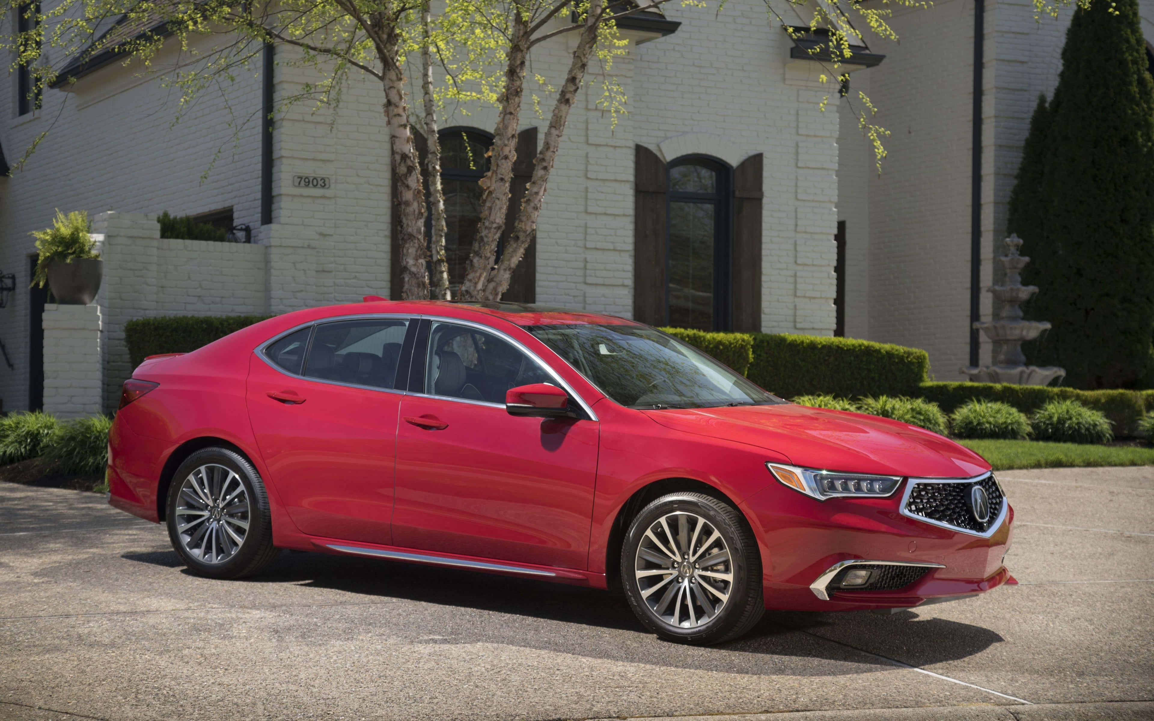 Acura Tlx 桌布 壁紙 — 一輛鮮紅色豪華轎車停放在車道上，前面是帶有綠化的白色磚房。