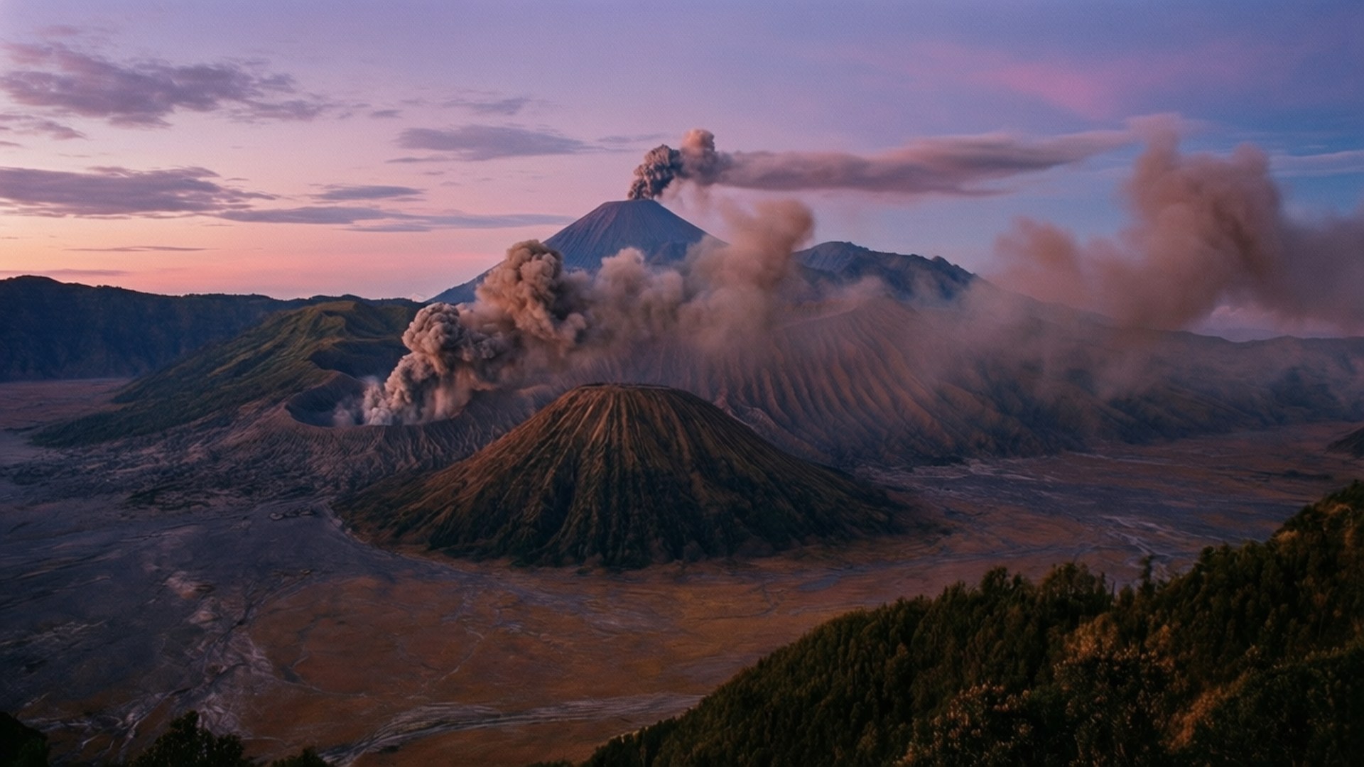 Mount Bromo Dawn Eruption 壁紙 — 黎明時分的火山爆發，灰雲從錐形山脈中翻騰而出，映襯著粉紫色的天空。