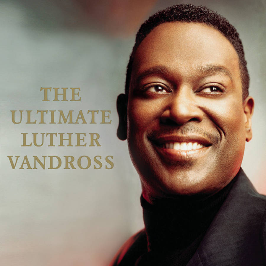 poster 桌布 壁紙 — Luther Vandross 溫暖的肖像，在柔和漸變背景上燦爛微笑，並帶有金色文字疊加。