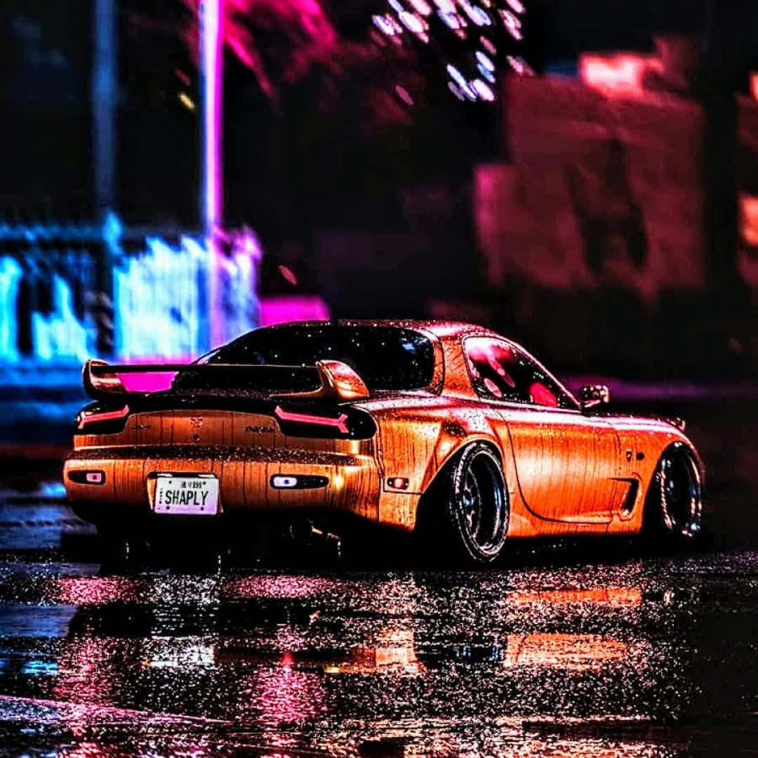  壁紙 — 一輛濕漉漉的橙色跑車在夜間雨濕的城市街道上，在霓虹燈下閃閃發光。