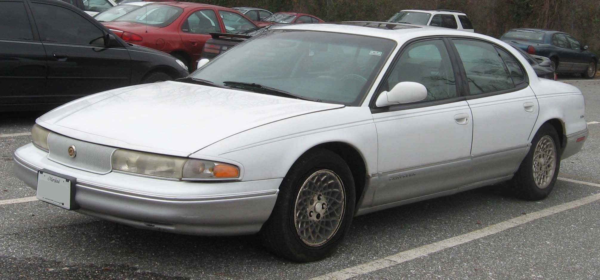 Chrysler Lhs 桌布 壁紙 — 一輛白色1990年代Buick轎車停放在停車場，背景可見其他車輛。