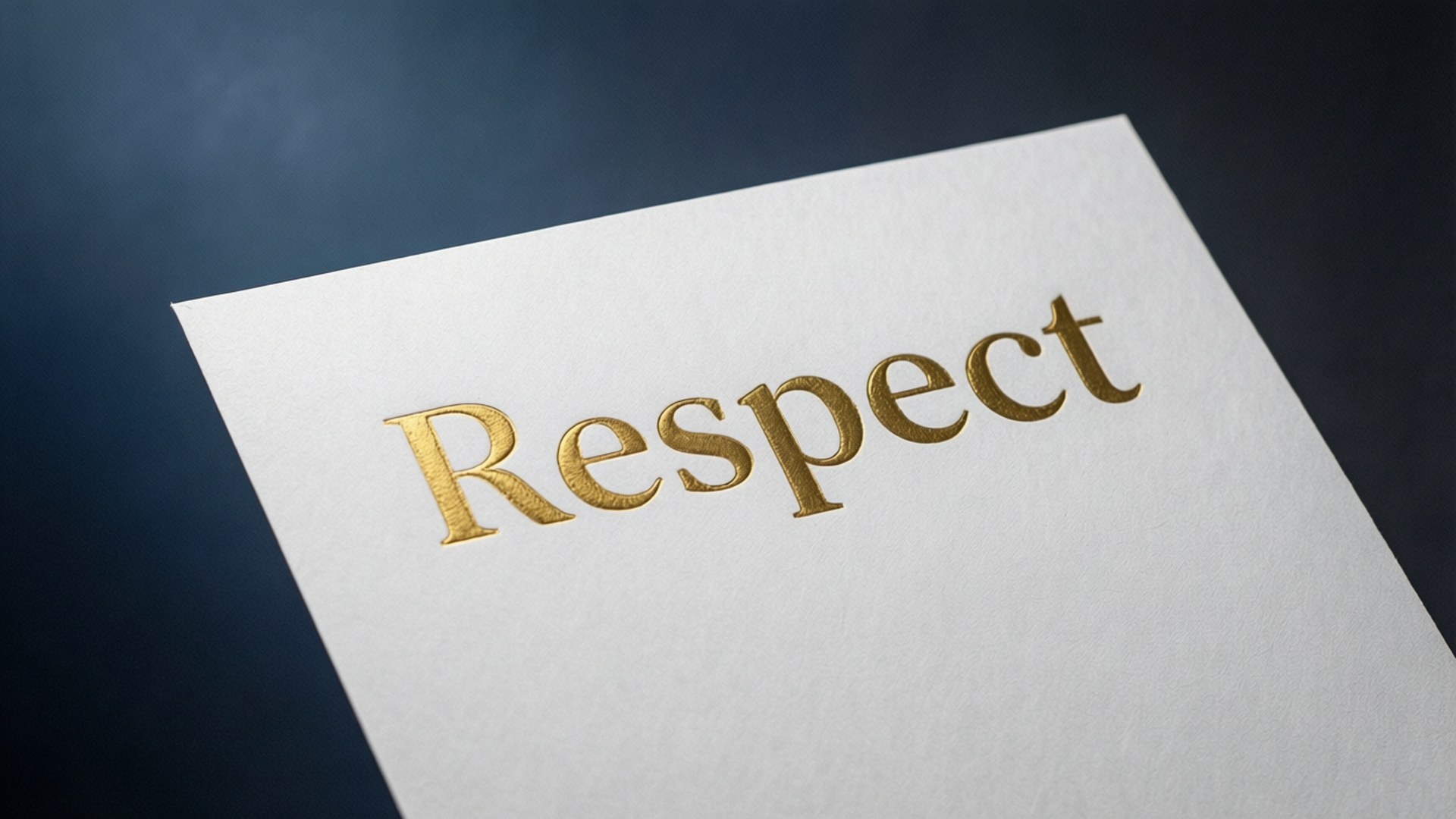 This Paper Gives You Respect 桌布 壁紙 — 一張白色卡片，上面用優雅的金箔字體寫著「Respect」一詞，靠在深藍色漸變背景上。