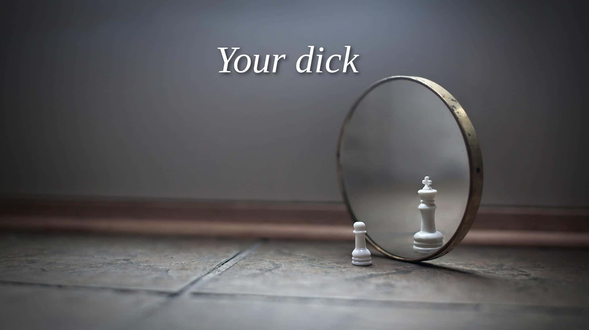 Perception 桌布 壁紙 — 一個白色西洋棋王和兵站在瓷磚地板上的圓鏡前，上面寫著你的陰莖。