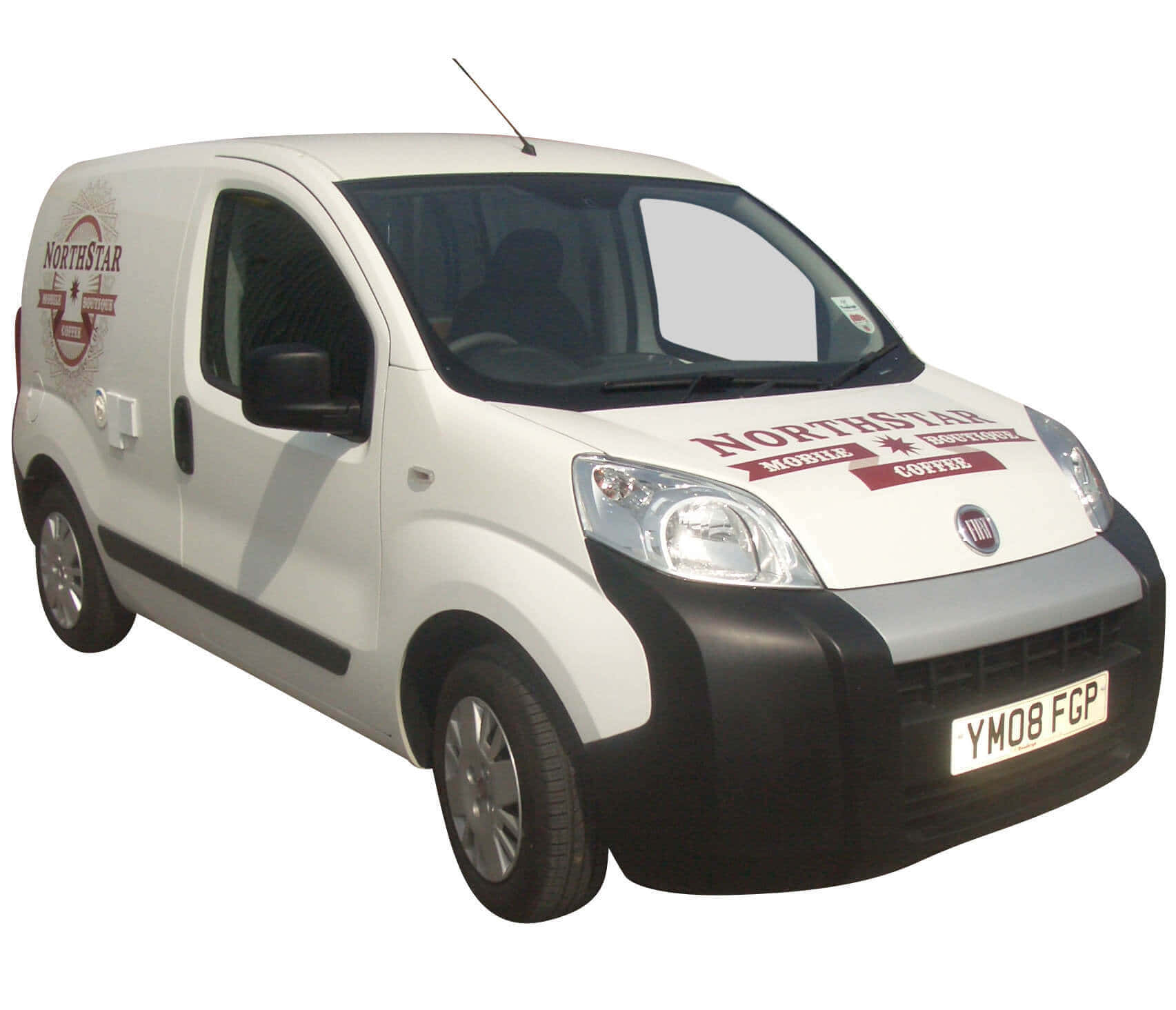 Fiat Fiorino 桌布 壁紙 — 一輛白色Fiat廂型車，帶有Northstar Mobile Coffee標誌和紅色文字，背景為純白色。