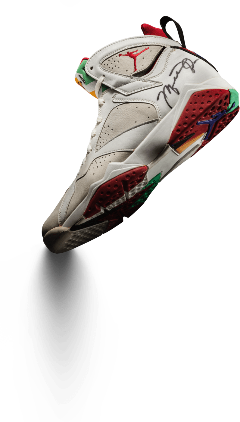 一雙白色Jordan 7運動鞋，帶有紅色、綠色和藍色點綴，側面有簽名。 — Air Jordan 壁紙