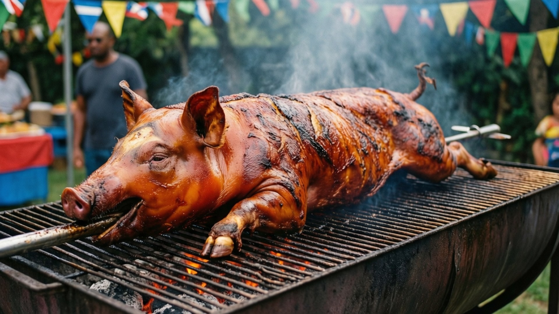 Lechón Asado Festival 壁紙 — 一隻烤全豬在大型烤架上的熾熱炭火上轉動，煙霧升騰，背景有彩色旗幟。