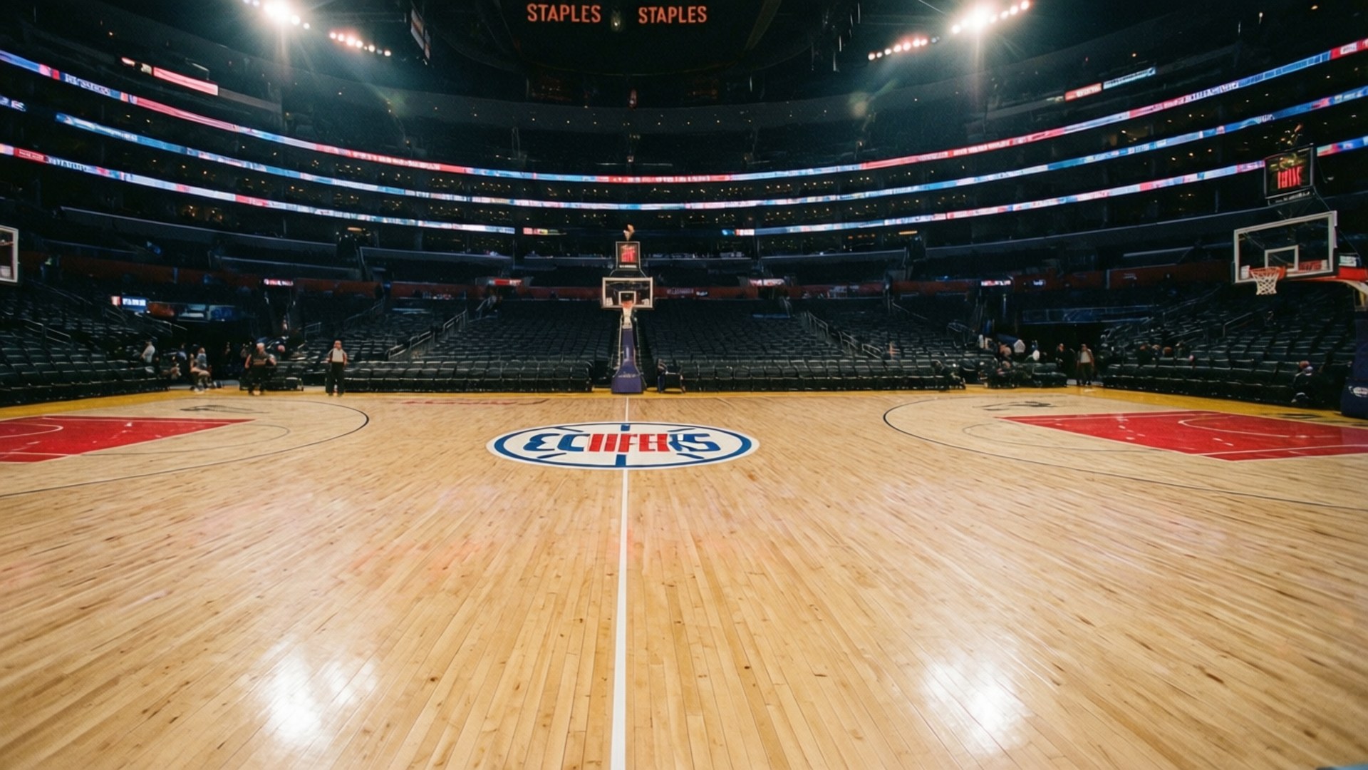 Empty Court Serenity 壁紙 — 斯台普斯中心空籃球場的廣角鏡頭，拋光木地板和快艇隊標誌在明亮的場館燈光下居中。