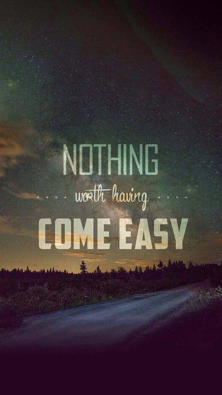  壁紙 — 一條蜿蜒的道路，在繁星點點的夜空下，疊加了激勵語句 nothing worth having come easy。