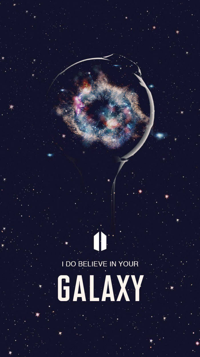 酒杯內含一個色彩繽紛的星系，漂浮在繁星點點的夜空中，下方有文字。 — Bts 壁紙
