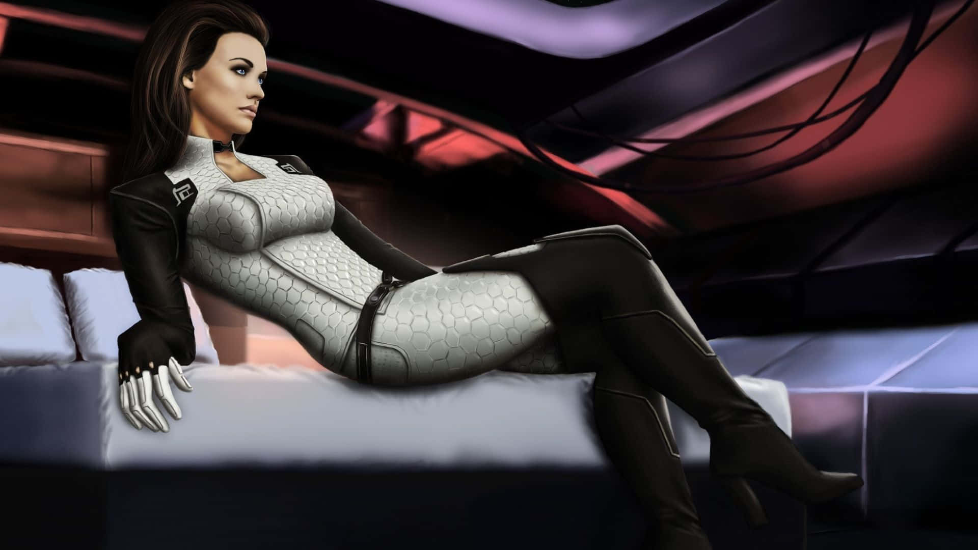 Miranda Lawson 桌布 壁紙 — 一位穿著未來感六角圖案套裝的女性，躺在一間帶有發光紅色和紫色裝飾的高科技房間裡的時尚白色沙發上。