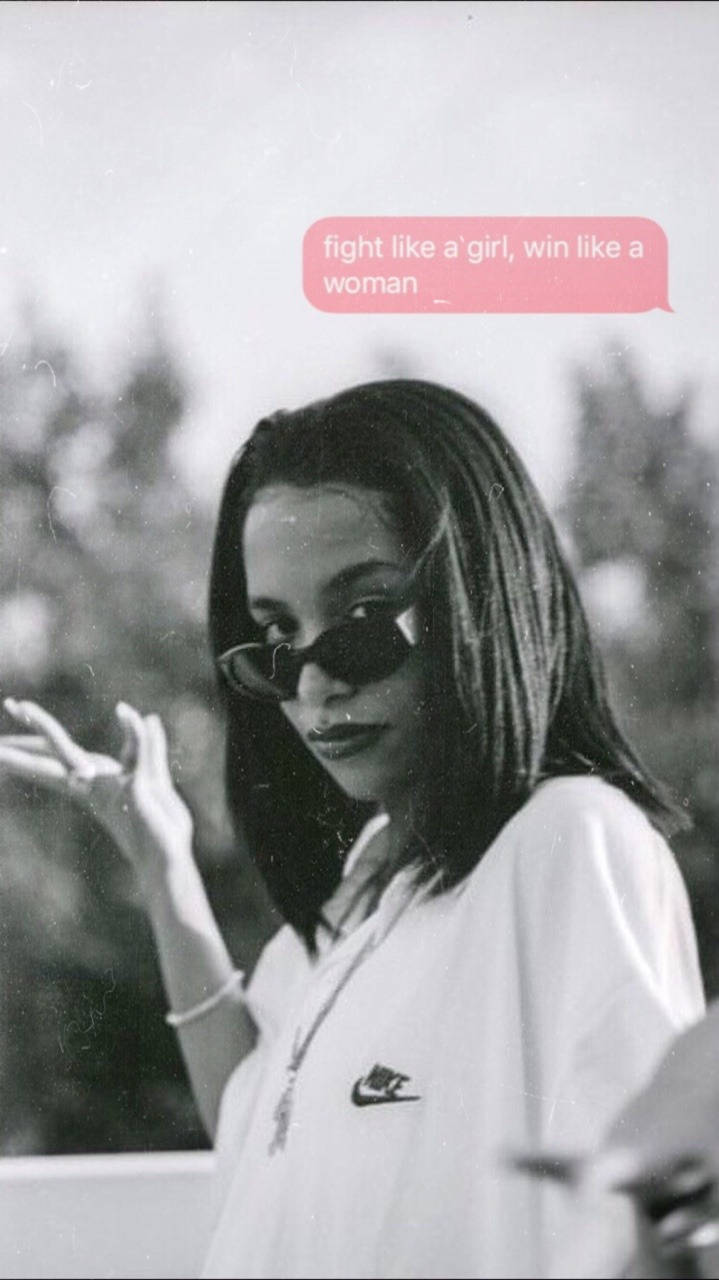 戴著太陽眼鏡和Nike襯衫的女性與賦權文字氣球。 — Preppy 壁紙