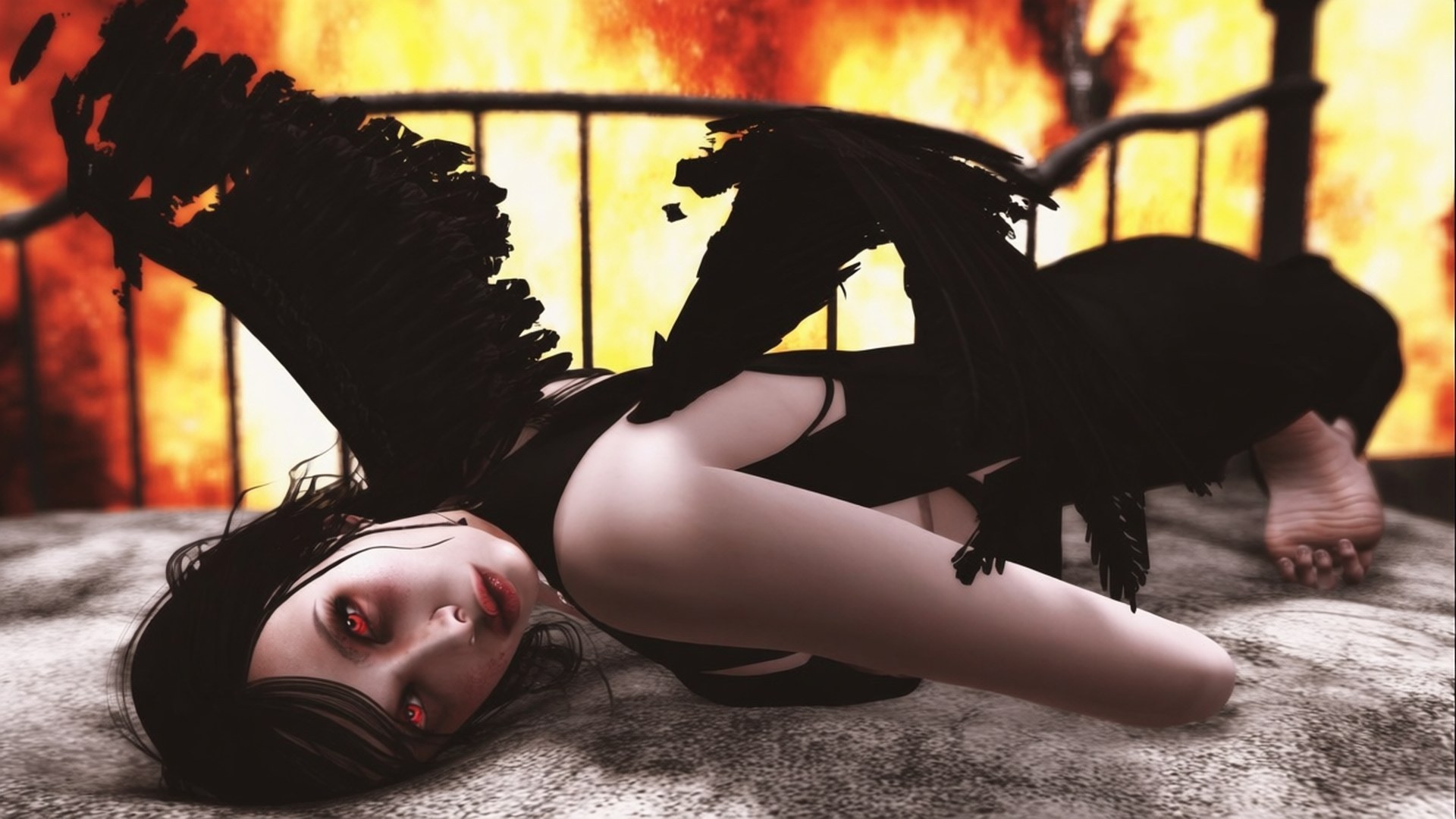 Fallen Angel in Ashes 壁紙 — 一個擁有黑色羽毛翅膀的女人躺在石地板上，面前是金屬欄杆後熾熱的橙色火焰。