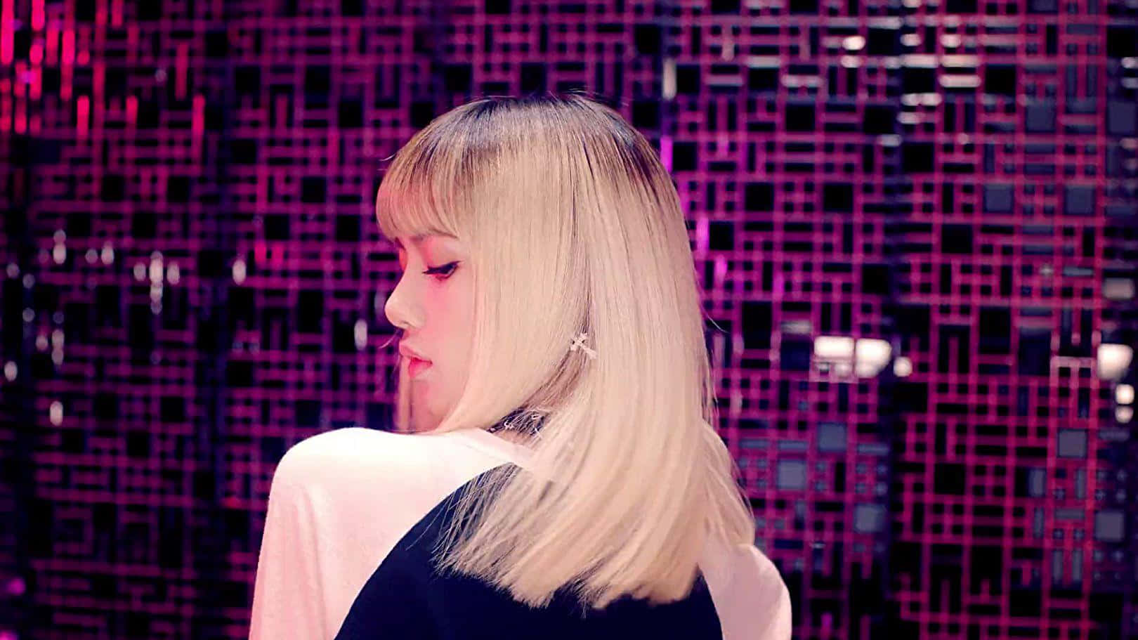 金髮女子在工作室中，背景為粉紅色網格 — Blackpink 壁紙