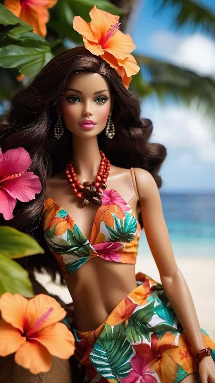  壁紙 — 一個長長深色頭髮、穿著花卉比基尼的娃娃站在熱帶海灘上，周圍環繞著鮮豔的木槿花和棕櫚樹。