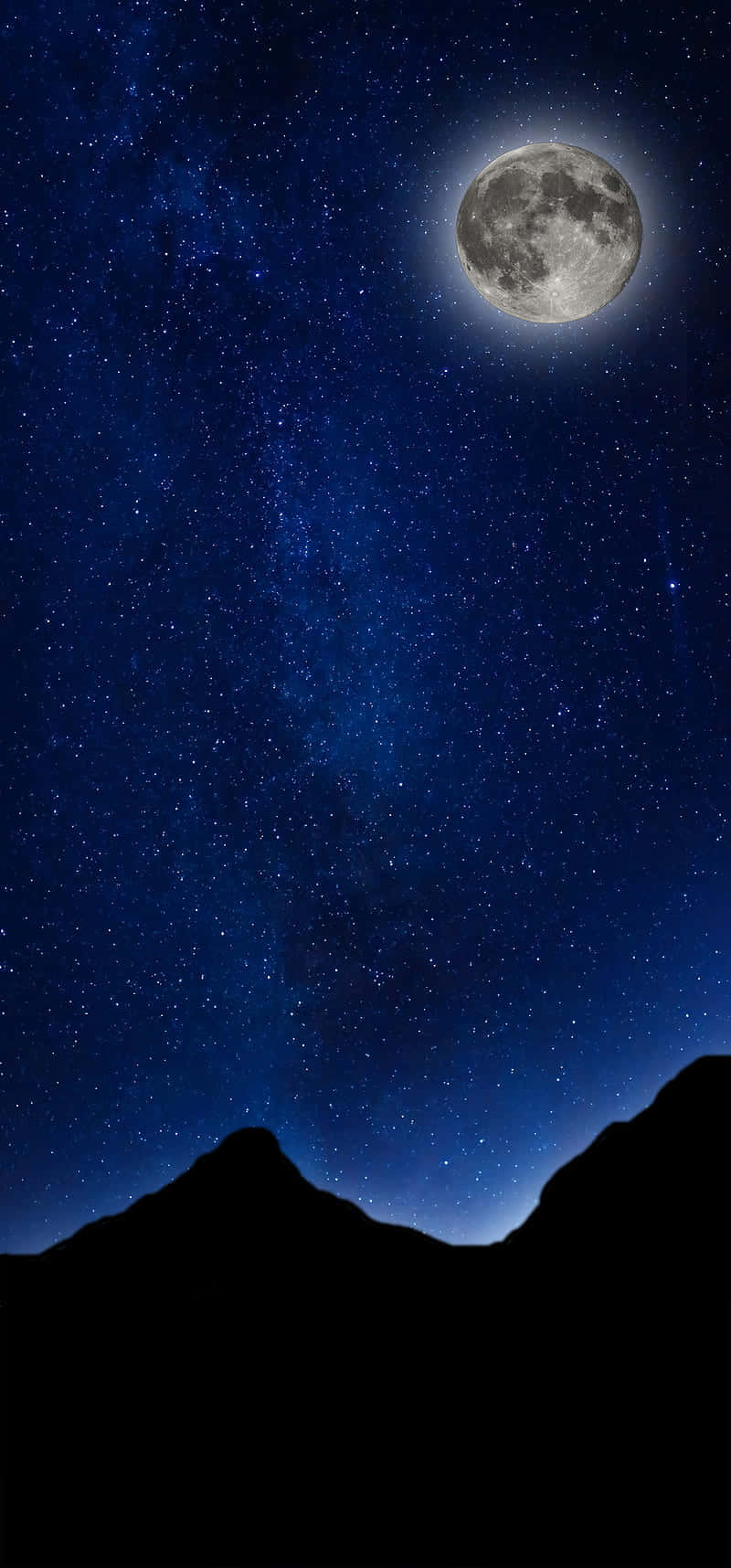  壁紙 — 一輪明亮的滿月懸掛在黑暗山脈剪影之上的星空夜空。