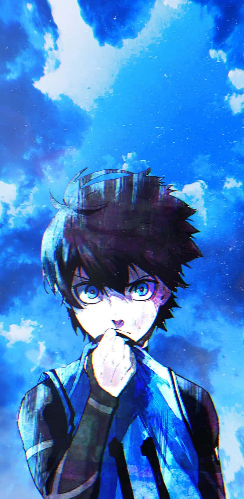  壁紙 — 一個年輕的動漫男孩，藍眼睛，黑頭髮，站在充滿雲朵的鮮豔藍天下，手靠近嘴巴。