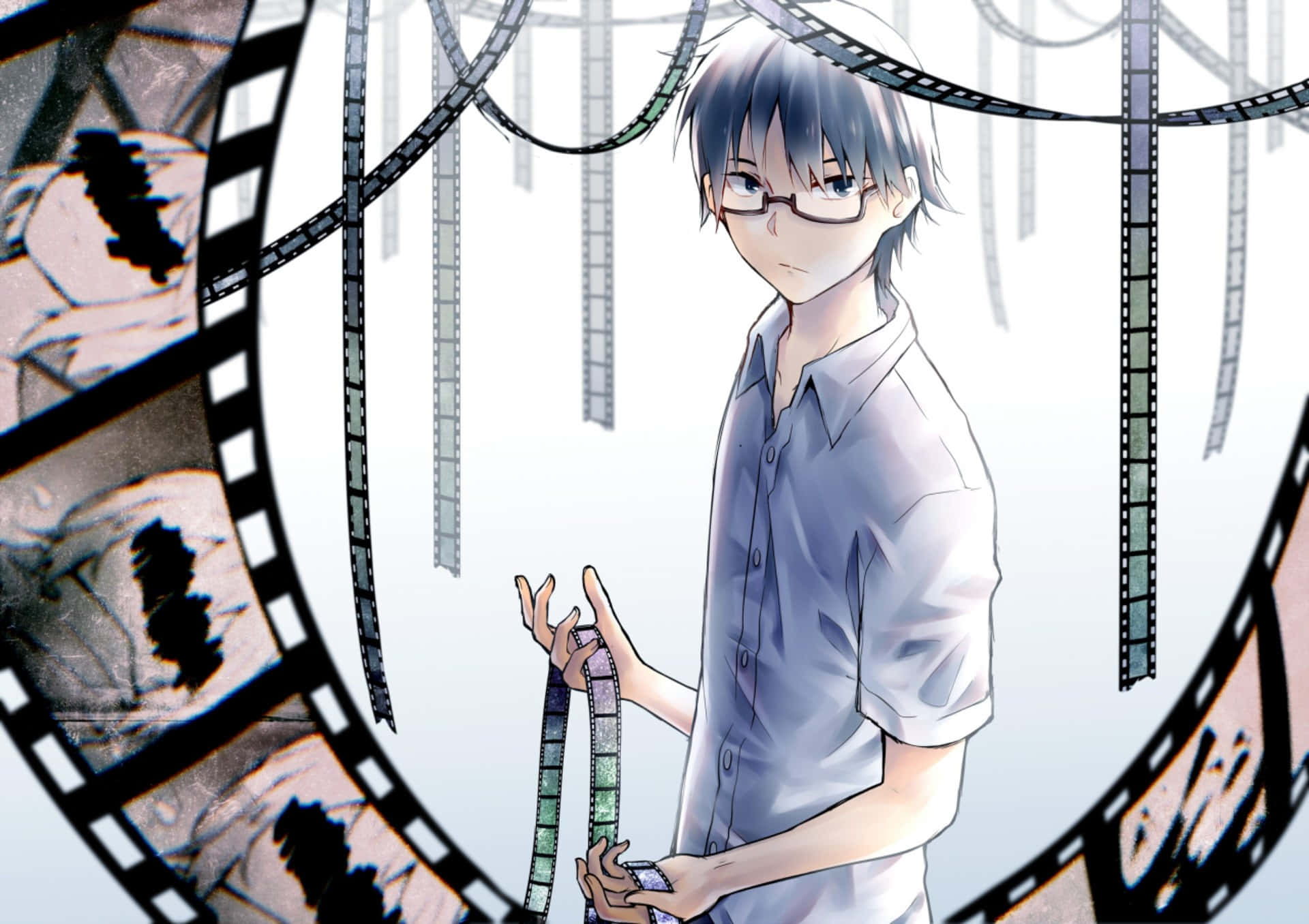 Satoru Fujinuma 桌布 壁紙 — 一個戴眼鏡的年輕動漫男孩拿著一條底片，電影膠卷在他周圍旋轉，營造出夢幻般的場景。