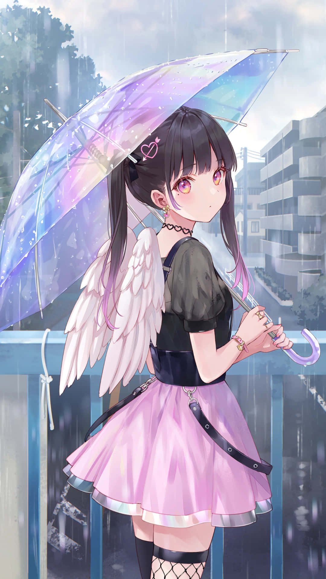  壁紙 — 一個年輕的動漫女孩帶著天使翅膀，在雨落在城市陽台上時拿著發光的雨傘。