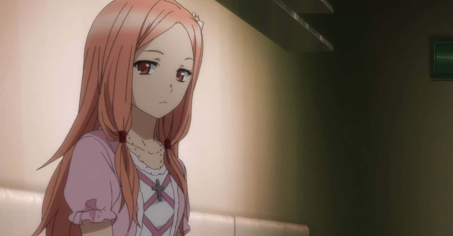 Mana Ouma 桌布 壁紙 — 一個年輕的動漫女孩，長著長長的桃色頭髮和紅色眼睛，在昏暗的房間裡悲傷地低頭看著。